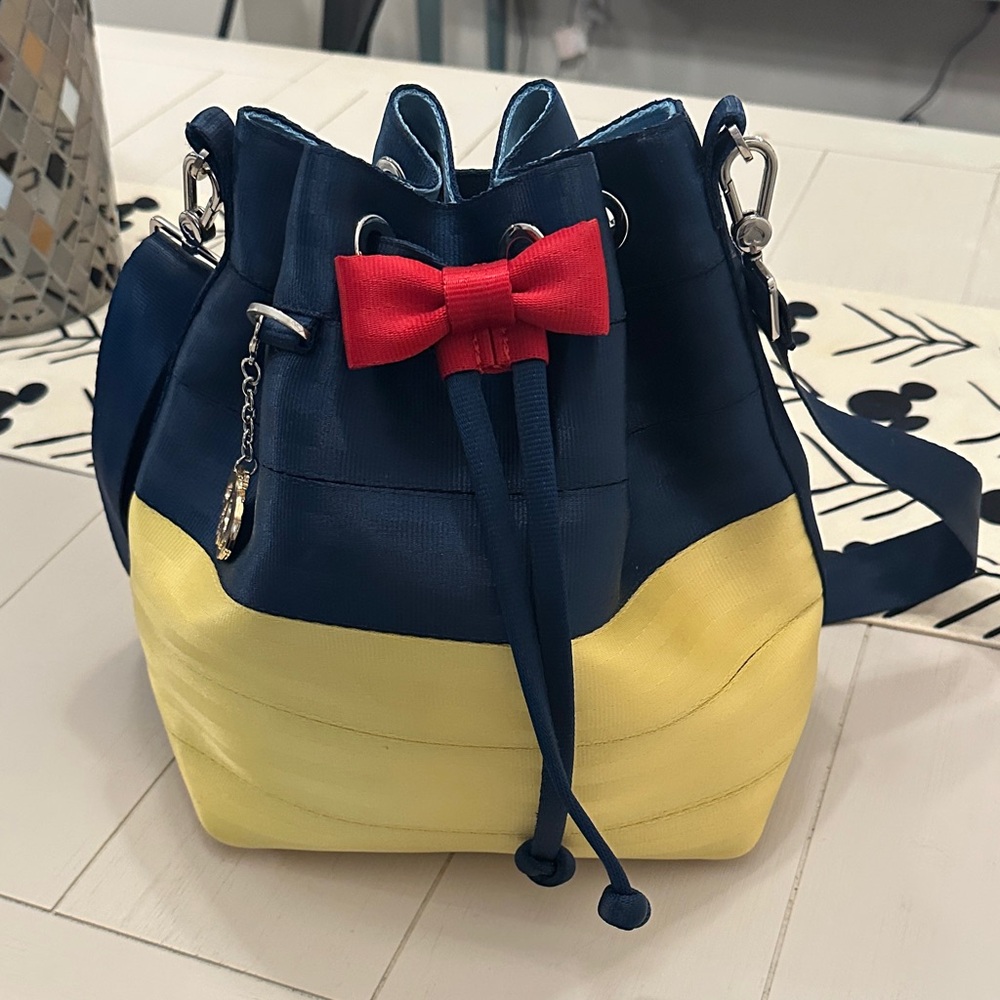 HARVEYS Snow White Park Hopper Seatbelt Bag